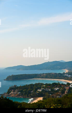 Tropischer Strand schöne Landschaft. türkisblaue Meer Boote und sandige Küste von hohen Aussichtspunkt. Strände von Kata und Karon, Phuket, Thailand Stockfoto