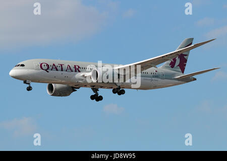 Flugreisen für gewerbliche Zwecke. Qatar Airways Boeing 787-8 Dreamliner Großraumflugzeug für Passagierflugzeuge im Anflug Stockfoto