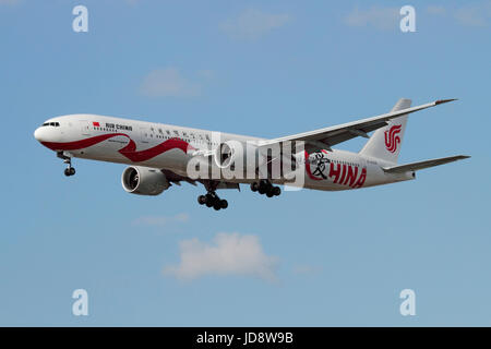 Zivile Luftfahrt. Air China Boeing 777-300ER Widebody-Passagier-Jet auf Ansatz Stockfoto