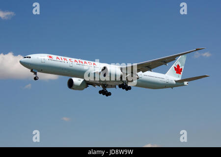 Die kommerzielle Luftfahrt und den transatlantischen Flug. Air Canada Boeing 777-300ER Langstrecken Passagier Flugzeug Ansatz von London Heathrow. Stockfoto