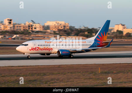 Britische Fluggesellschaften in der EU. Jet2 Holidays Boeing 737-300-Flugzeuge beschleunigen für den Start auf einem Flug vom internationalen Flughafen Malta bei Sonnenuntergang Stockfoto