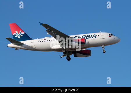 Air Serbia Airbus A319-Schmalkarosserie im Endanflug gegen den blauen Himmel Stockfoto