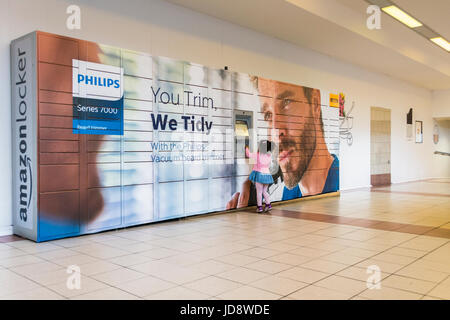 "Diana" Amazon Locker in Hammersmith Broadway, London, England, UK Stockfoto