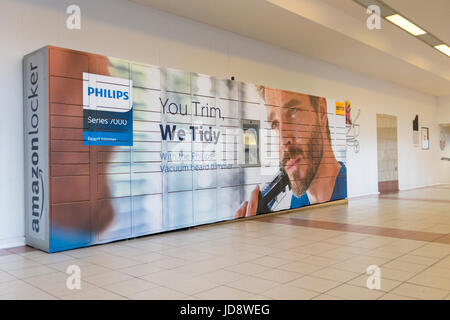 "Diana" Amazon Locker in Hammersmith Broadway, London, England, UK Stockfoto