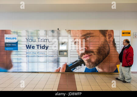 "Diana" Amazon Locker in Hammersmith Broadway, London, England, UK Stockfoto