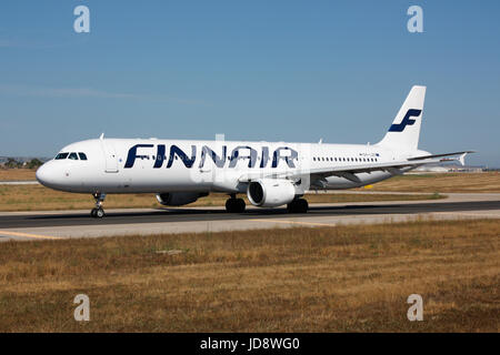 Flugreisen. Airbus A321 Passagierflugzeug in den Farben der finnischen Fluggesellschaft Finnair rollt auf dem Flughafenbahnweg für die Abfahrt von Malta Stockfoto
