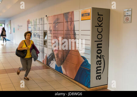 "Diana" Amazon Locker in Hammersmith Broadway, London, England, UK Stockfoto