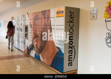 "Diana" Amazon Locker in Hammersmith Broadway, London, England, UK Stockfoto