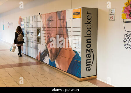 "Diana" Amazon Locker in Hammersmith Broadway, London, England, UK Stockfoto