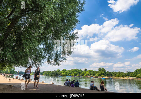 Spazieren und entspannen am Hyde Park im Sommer, London Stockfoto