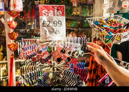 Ein Rack mit zappeln Spinner auf Verkauf im Zentrum von London. Stockfoto