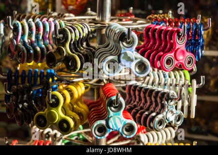 Ein Rack mit zappeln Spinner auf Verkauf im Zentrum von London. Stockfoto