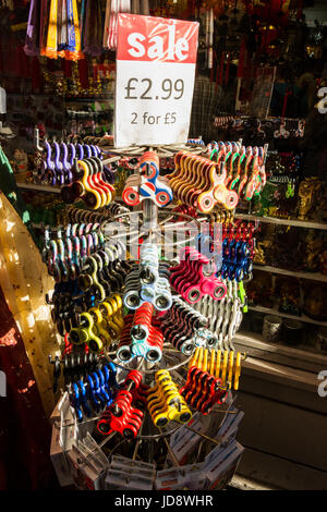 Ein Rack mit zappeln Spinner auf Verkauf im Zentrum von London. Stockfoto