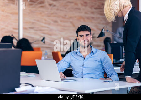 Chef schimpfte eine beschämende Mitarbeiter bei der Arbeit in einem Büro Stockfoto