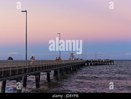 Reflektierte Licht und weiche Farben über das Wasser in dieser Ostküste Strand Sonnenuntergang in Palm Cove, Cairns QLD Australien Stockfoto