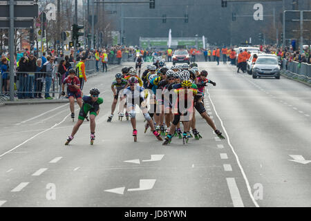 BERLIN - 2. April 2017: Der jährliche 37. Berliner Halbmarathon. Walze auf der Straße. Stockfoto