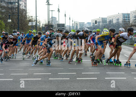 BERLIN - 2. April 2017: Der jährliche 37. Berliner Halbmarathon. Walze auf der Straße. Stockfoto