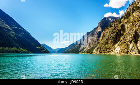 Die saubere grüne Wasser der Seton See am Fuße des Mount McLean in der Nähe von Lillooet. Es ist auf der Autobahn 99, die duffey Lake Road in BC, Kanada Stockfoto