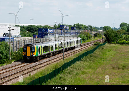 Eine London Midland Klasse 350 elektrische Zug vorbei DIRFT, Crick, Northamptonshire, UK Stockfoto