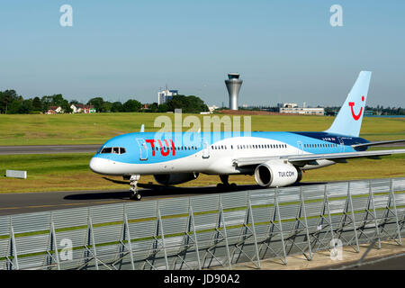 TUI Boeing 757-200 Rollen am Flughafen Birmingham, UK (G-BYAW) Stockfoto