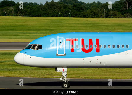 TUI Boeing 757-200 Rollen am Flughafen Birmingham, UK (G-BYAW) Stockfoto