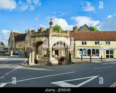 7. Juni 2017: Cheddar, Somerset, UK - das Zentrum des Dorfes Cheddar, mit dem Markt-Kreuz. Stockfoto