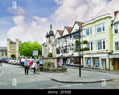 8. Juni 2017: Wells, Somerset, England, UK - das Zentrum der Altstadt Kathedrale von Wells, mit dem Market Cross, Zahlen und Anzeige Parkplatz, Pubs, Stockfoto