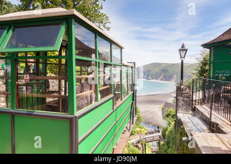 12. Juni 2017: Lynton, Devon, England, UK - Lynton und Lynmouth Klippe Gleis, einen Wagen an der Spitze seiner Abstammung. Stockfoto