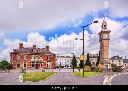 15. Juni 2017: Barnstaple, Devon, UK - Albert Clock und Nord-Devon-Museum auf dem Platz in Barnstaple, Devon, England, Vereinigtes Königreich. Stockfoto