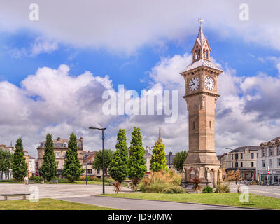 15. Juni 2017: Barnstaple, Devon, UK - die Albert-Uhr und den Platz in Barnstaple, Devon, England, Vereinigtes Königreich. Stockfoto