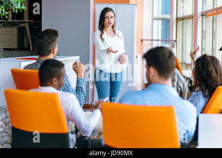 Hübsche junge Geschäftsfrau hält einen Vortrag in der Konferenz oder meeting-Einstellung. Stockfoto