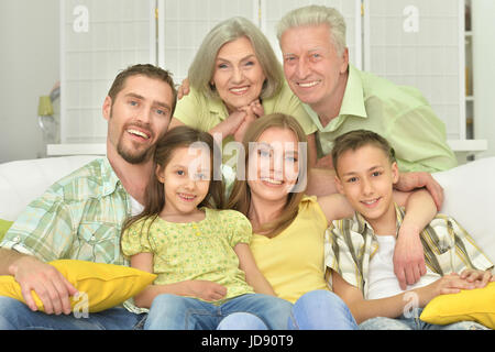 Porträt einer großen Familie, drei Generationen Stockfoto