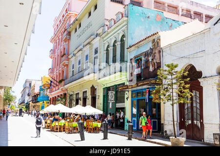 Die wichtigste Straße in Alt-Havanna, Havanna, Havanna-Kuba, kubanische Stadt, Touristen, Tourismus Kuba, Havanna Straße, Havanna Straßen beschäftigt, Havanna Tourismus Prado Stockfoto