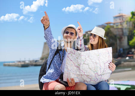 Sommerferien, dating und Tourismus-Konzept - lächelnde paar Sonnenbrillen mit Karte in der Stadt Stockfoto