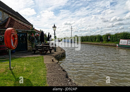 Wirtshaus am Ufer des Kennet und Avon Kanal Stockfoto