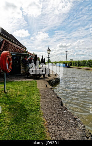 Wirtshaus am Ufer des Kennet und Avon Kanal Stockfoto