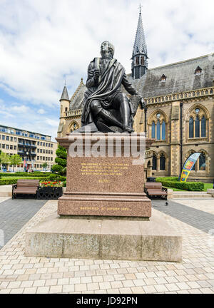 Robert  Burns Statue in The McManus Kunstgalerie und Museum in Albert Square Dundee Tayside Scotland UK Stockfoto