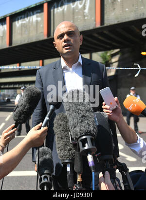 Gemeinschaften Sekretär Sajid Javid spricht zu den Medien in Finsbury Park, Norden von London, in der Nähe wo ein Mann gestorben ist, acht Personen ins Krankenhaus gebracht und eine Person festgenommen, nachdem ein Autovermietung van Fußgänger geschlagen. Stockfoto