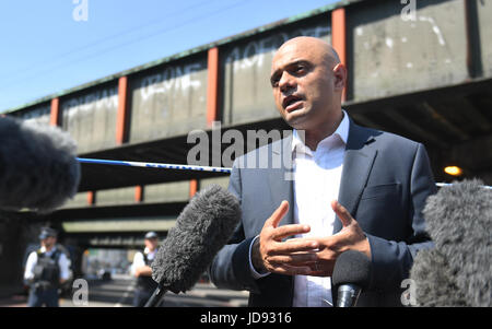 Gemeinschaften Sekretär Sajid Javid spricht zu den Medien in Finsbury Park, Norden von London, in der Nähe wo ein Mann gestorben ist, acht Personen ins Krankenhaus gebracht und eine Person festgenommen, nachdem ein Autovermietung van Fußgänger geschlagen. Stockfoto