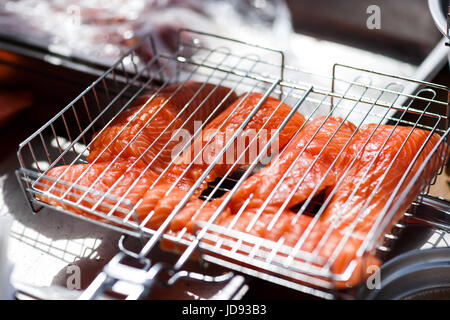 Fisch auf Bar Grill Stockfoto