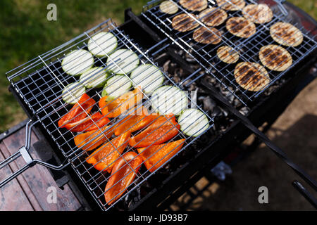 Foto von Gemüse auf Grill Stockfoto