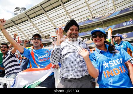 Indische Fans anfeuern gibt es Team während des ICC Champions Trophy 2017 Finales zwischen Pakistan und Indien an das Oval in London. 18. Juni 2017 *** nur zur redaktionellen Verwendung *** Stockfoto