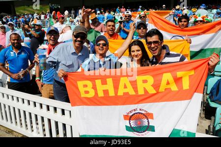 Indische Fans anfeuern gibt es Team während des ICC Champions Trophy 2017 Finales zwischen Pakistan und Indien an das Oval in London. 18. Juni 2017 *** nur zur redaktionellen Verwendung *** Stockfoto