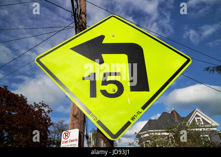 leuchtend gelbe Raute Warnschild 15 Meilen pro Stunde biegen vor Dorchester Boston USA Stockfoto