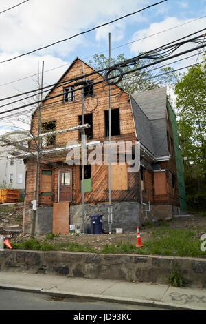 Aufbauend auf hölzernen dreistöckiges Haus Savin Hill Dorchester Boston USA laufenden Konservierungsarbeiten Stockfoto