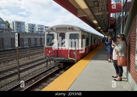 Zug anreisen Mbta Haltestelle Savin Hill auf der roten Linie Dorchester Boston USA Stockfoto