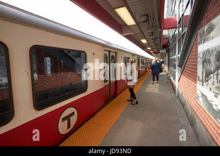 Trainieren Sie im Savin Hill Mbta Station auf der roten Linie Dorchester Boston USA Stockfoto