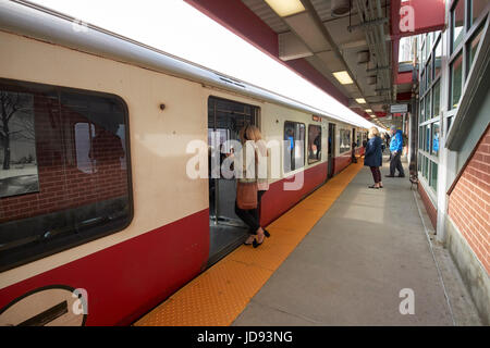 Trainieren Sie im Savin Hill Mbta Station auf der roten Linie Dorchester Boston USA Stockfoto