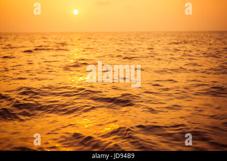 Urlaub Ferien Hintergrund Wallpaper, zwei Strand Liegestühle unter Zelt am Strand. Tropischen Weihnachtsbanner Stockfoto