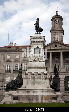 Statue von Prinz Heinrich der Seefahrer auf Infante D. Henrique Platz in Porto - Portugal Stockfoto